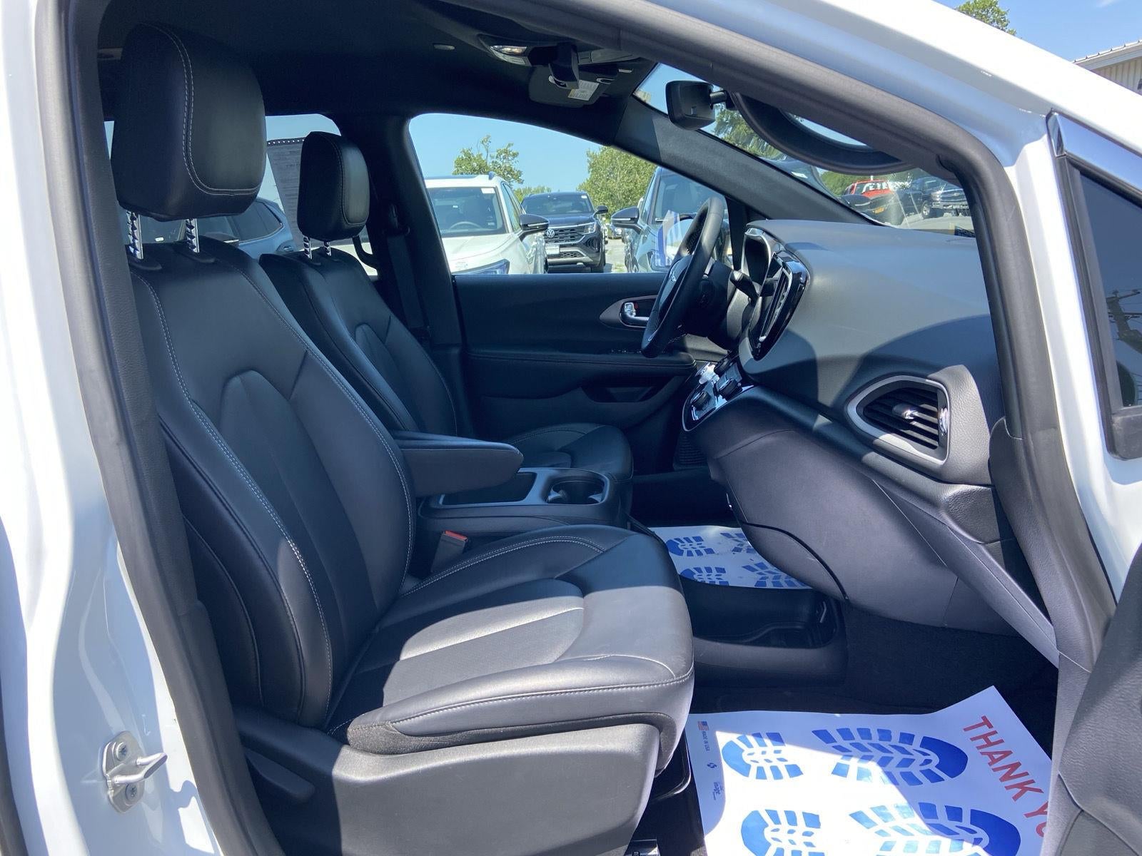 2025 Chrysler Pacifica Select