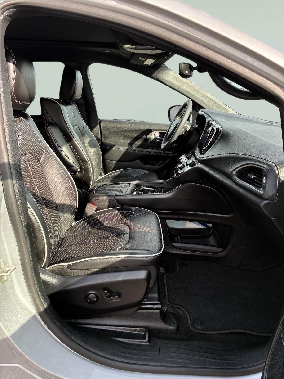 2024 Chrysler Pacifica Hybrid Premium S Appearance Pkg