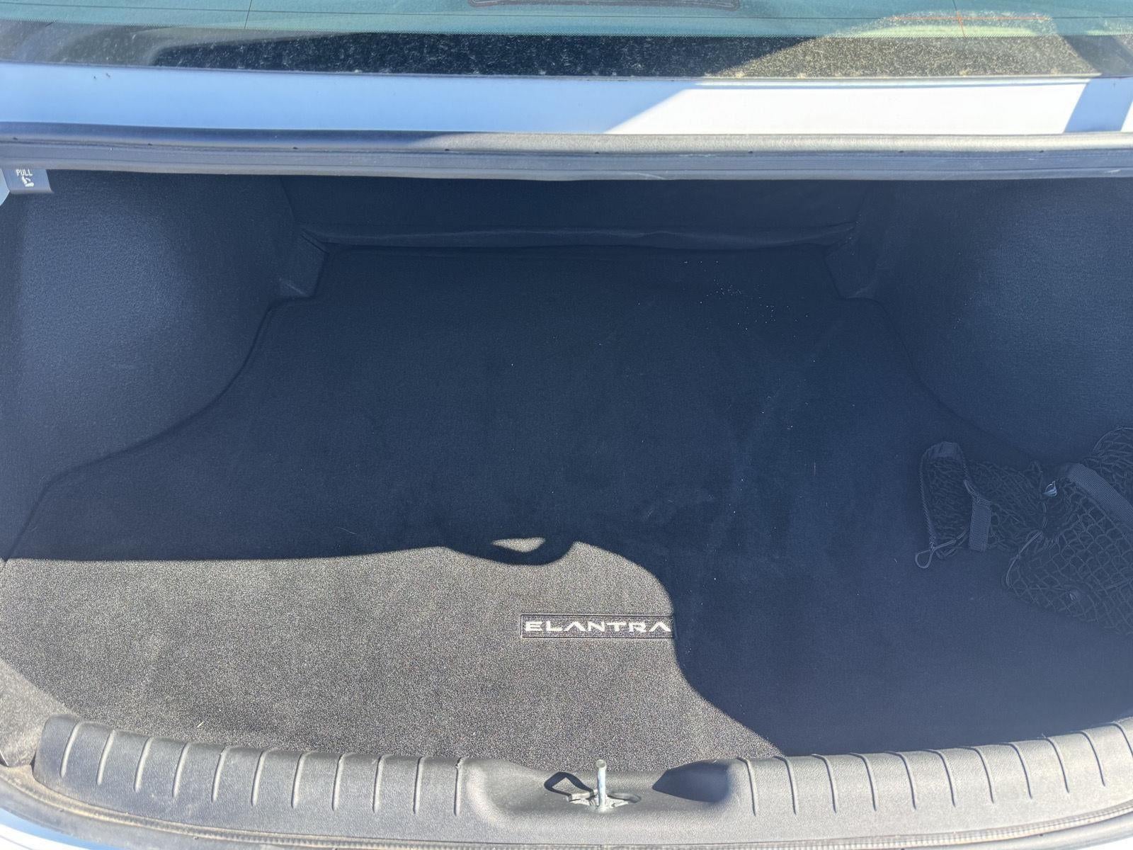 2022 Hyundai ELANTRA SE